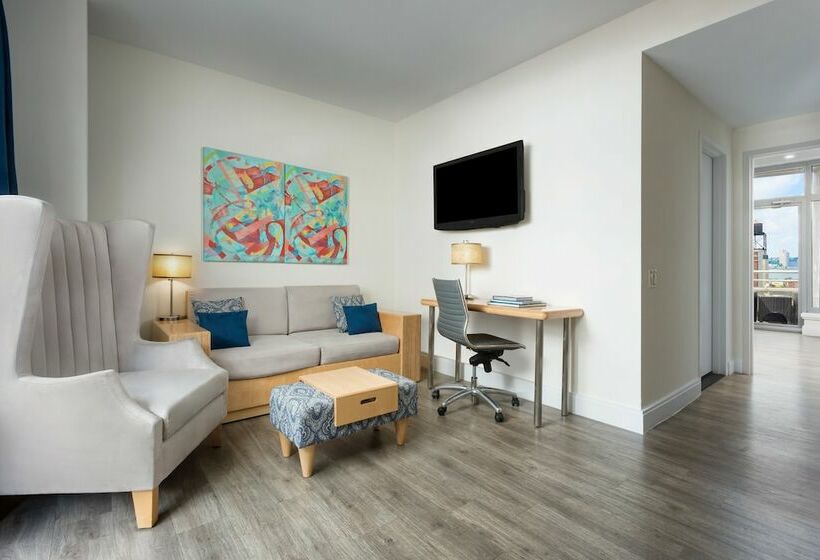 سوییت جونیور با بالکن, Arthouse