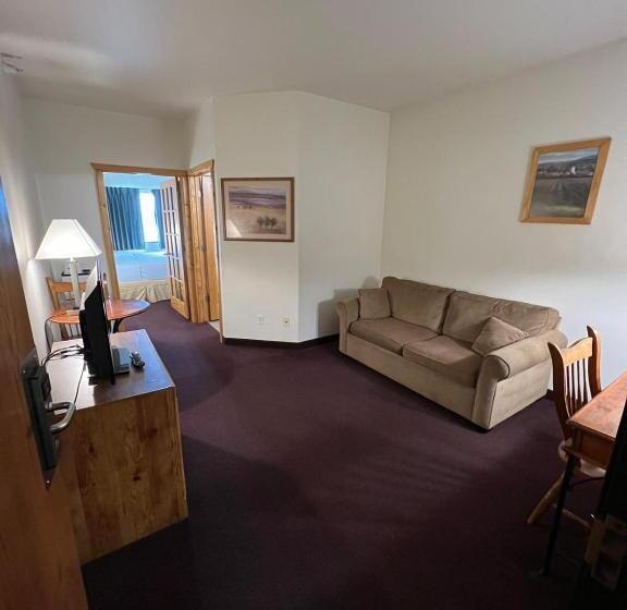 带大床的复式套间, Fairbridge Inn & Suites Williston