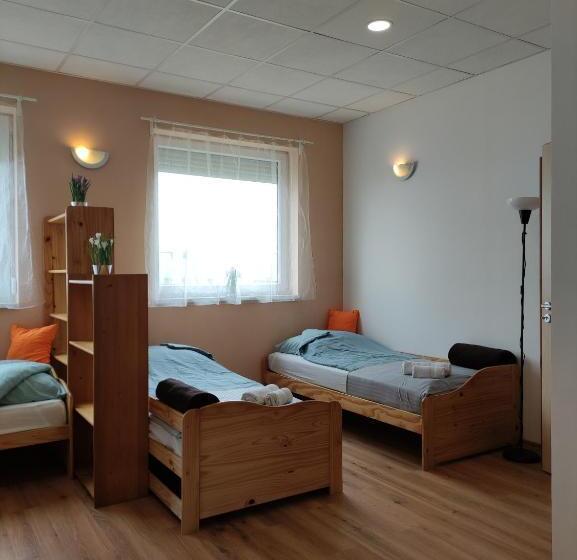 四人标准间, Szilas Park Motel