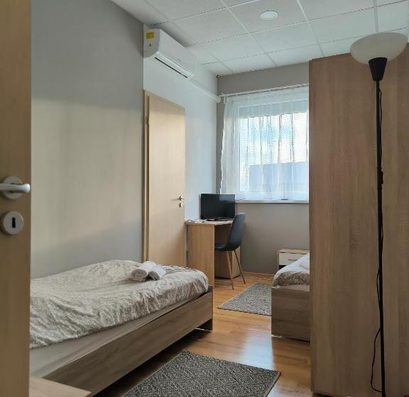 家庭间, Szilas Park Motel