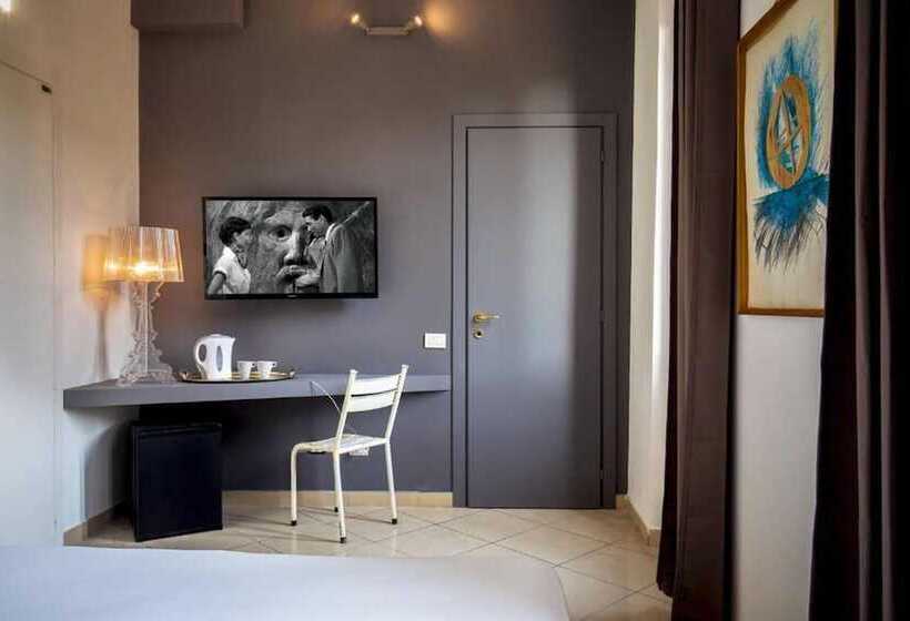 اتاق اکونومی, Crossroad