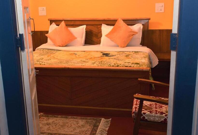 패밀리 룸, Solan Retreat