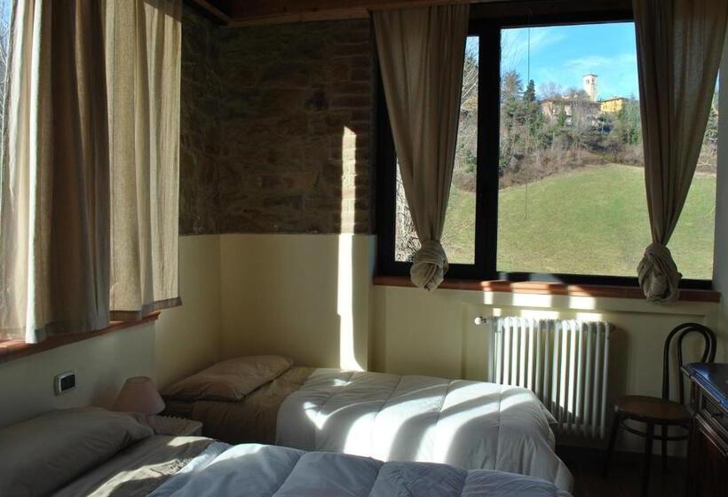 庭の見えるスタンダードトリプルルーム, Agriturismo Petrarosa