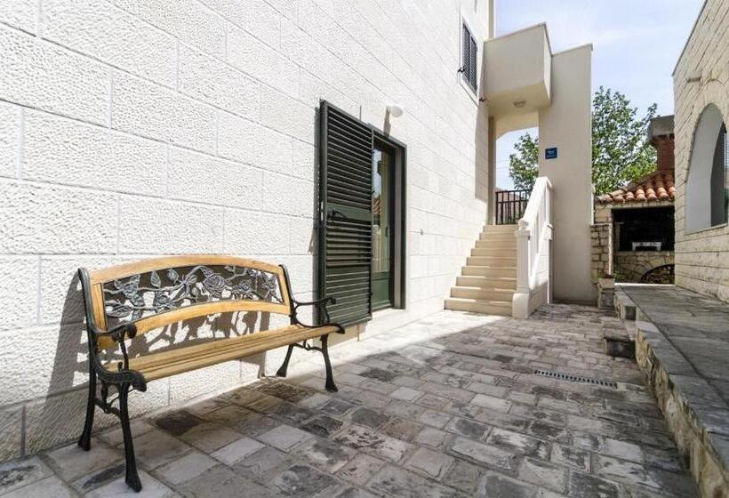 Номер Стандарт Вид на Сад, Cina Apartments