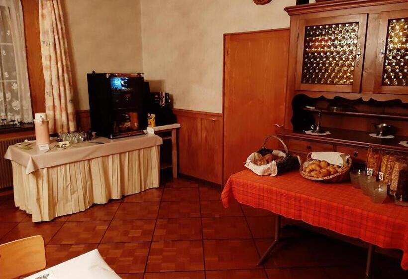 Семейный Номер, La Caquerelle