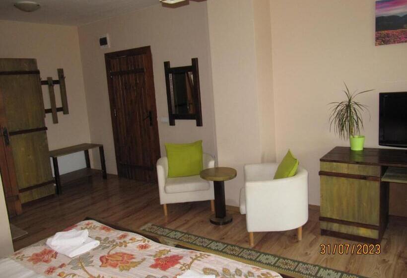 Трехместный Номер Стандарт с Балконом, Guest House Belchin View