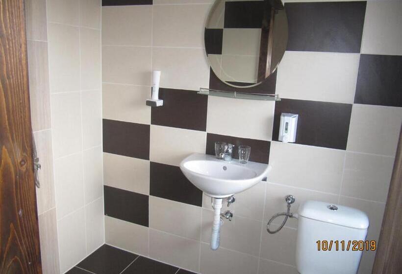 Номер Стандарт Трехместный, Guest House Belchin View
