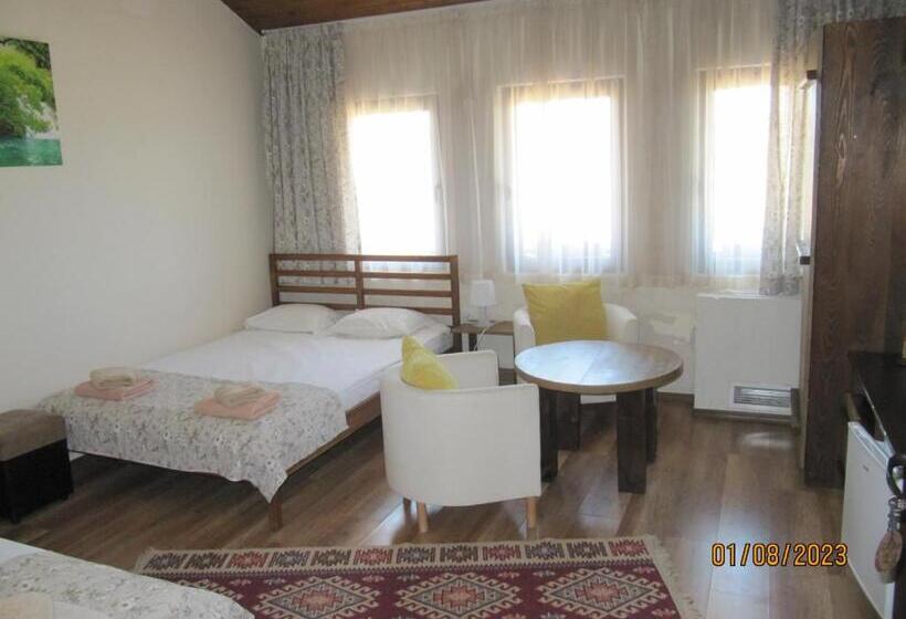 Номер Стандарт Трехместный, Guest House Belchin View