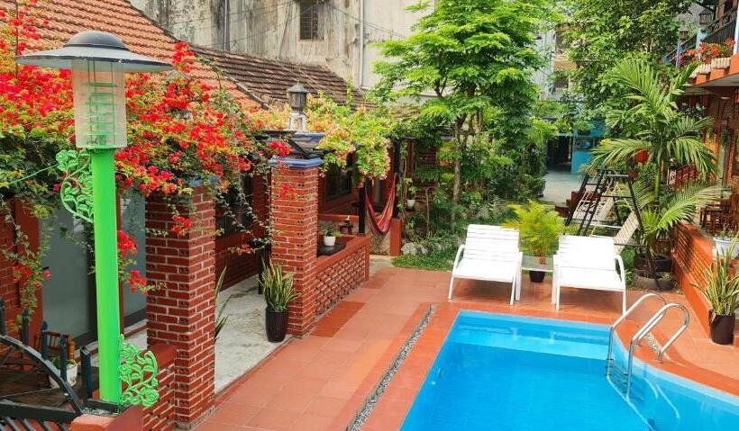 اتاق استاندارد با چشم‌انداز استخر, Vu S Homestay