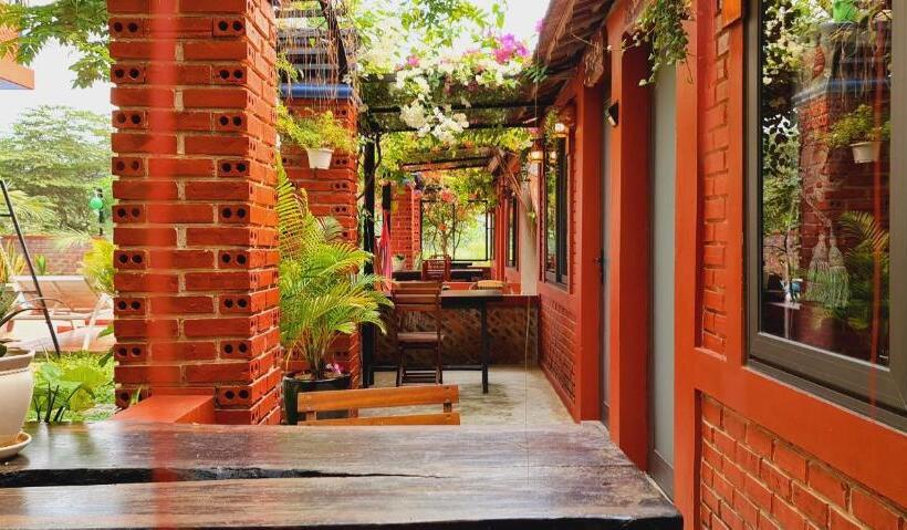 اتاق استاندارد با چشم‌انداز استخر, Vu S Homestay