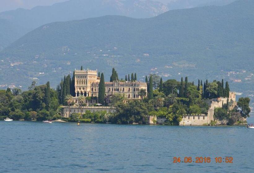 اتاق لوکس با چشم‌انداز استخر, The Swan B&b