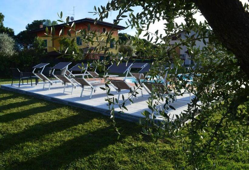 اتاق لوکس با چشم‌انداز استخر, The Swan B&b