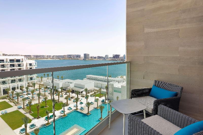 Номер Deluxe Вид на Бассейн, Hilton Abu Dhabi Yas Island