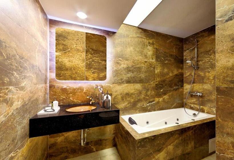 اتاق لوکس با وان آب گرم, Tsarevets Design And Spa
