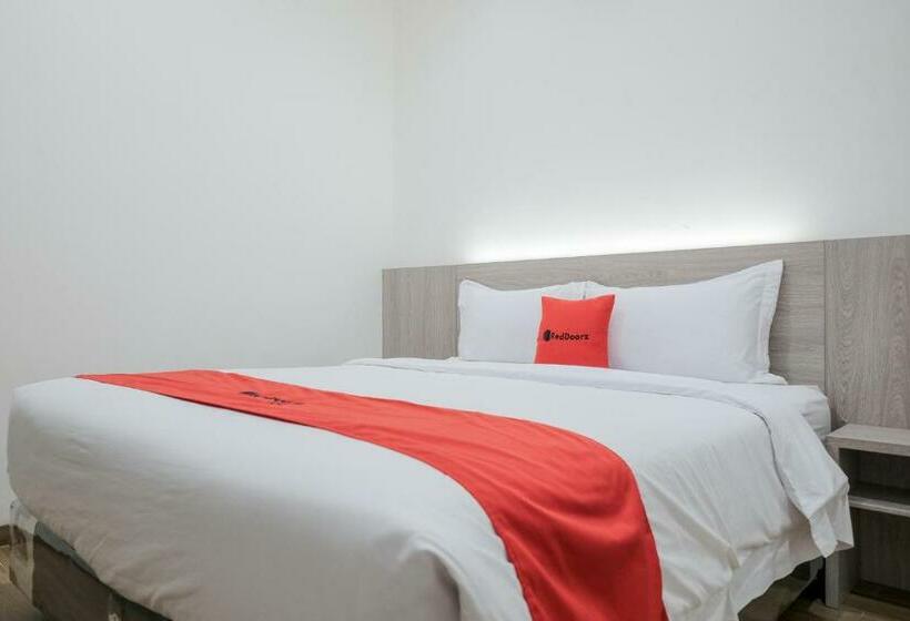 Номер Deluxe, Reddoorz Plus @ Jalan Juanda Medan