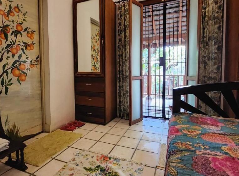 اتاق یک تخته با چشم‌انداز باغ, Kariappa House