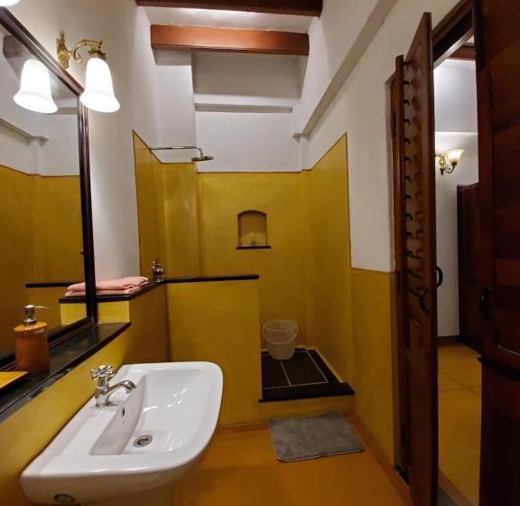 اتاق لوکس با بالکن, Kariappa House