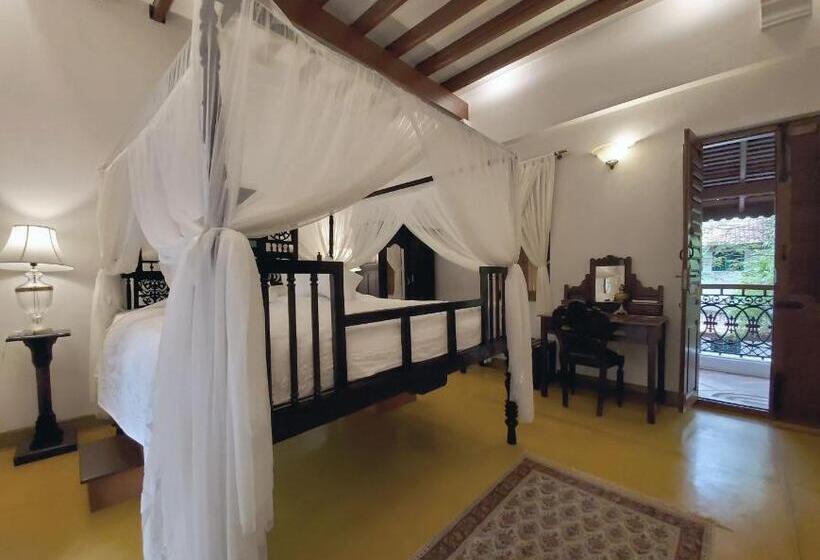 اتاق لوکس با بالکن, Kariappa House