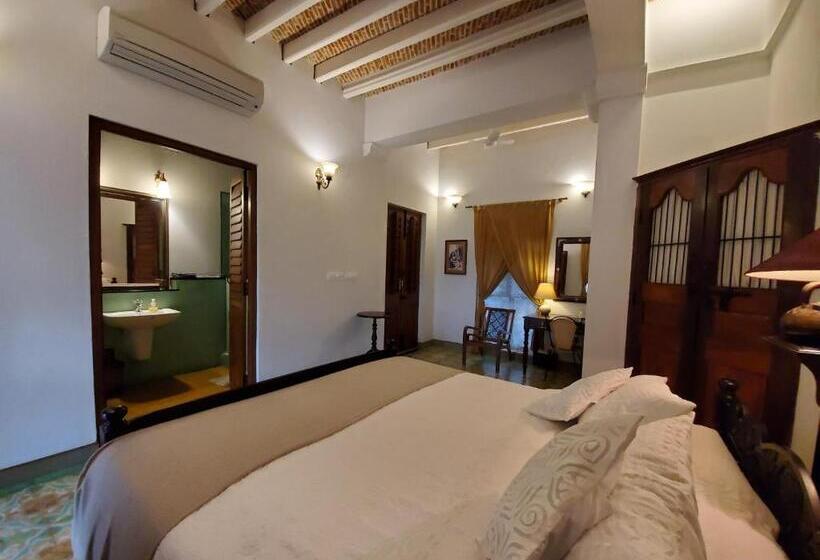اتاق لوکس با تخت بزرگ, Kariappa House