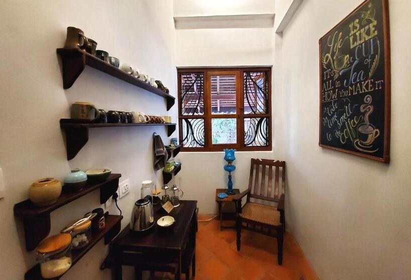 اتاق لوکس با تخت بزرگ, Kariappa House