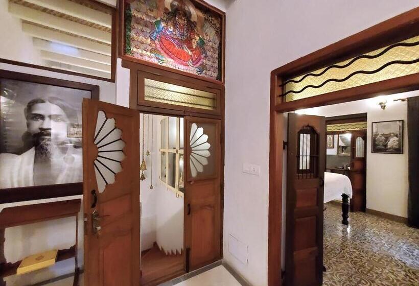استودیوی لوکس, Kariappa House
