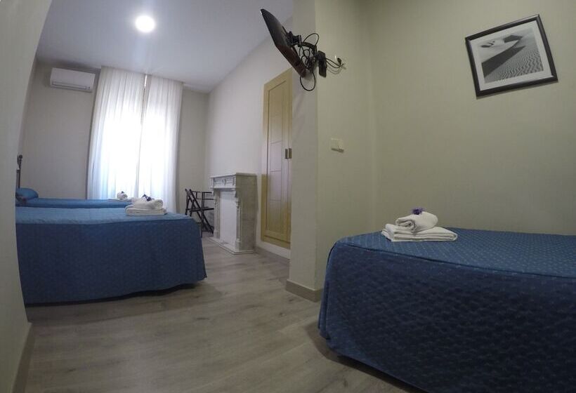 اتاق استاندارد سه نفره, Hostal El Pilar