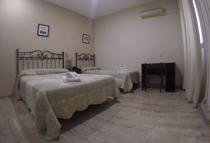اتاق استاندارد سه نفره, Hostal El Pilar
