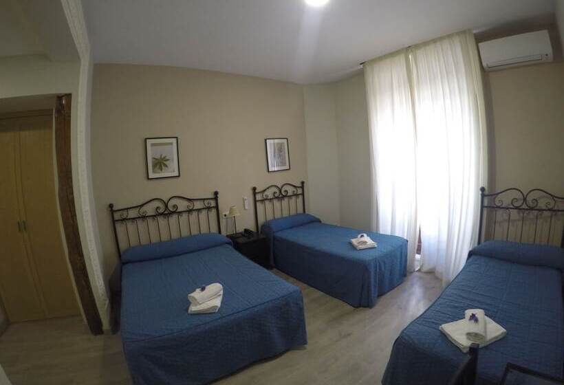 اتاق استاندارد چهار تخته, Hostal El Pilar