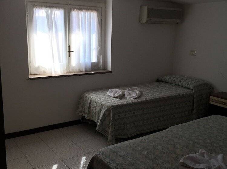 Номер Стандарт Трехместный, Umberto