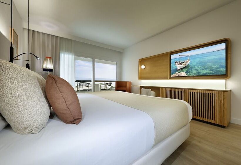 Habitación Deluxe Vista Piscina, Grand Palladium Select Palace Ibiza