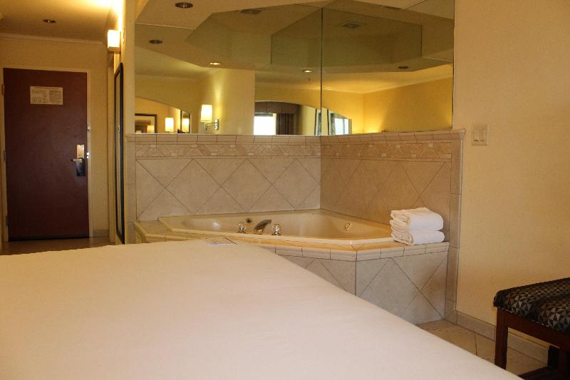سوئیت با تخت بزرگ, Holiday Inn Express Hotel & Suites Tucson Mall, An Ihg