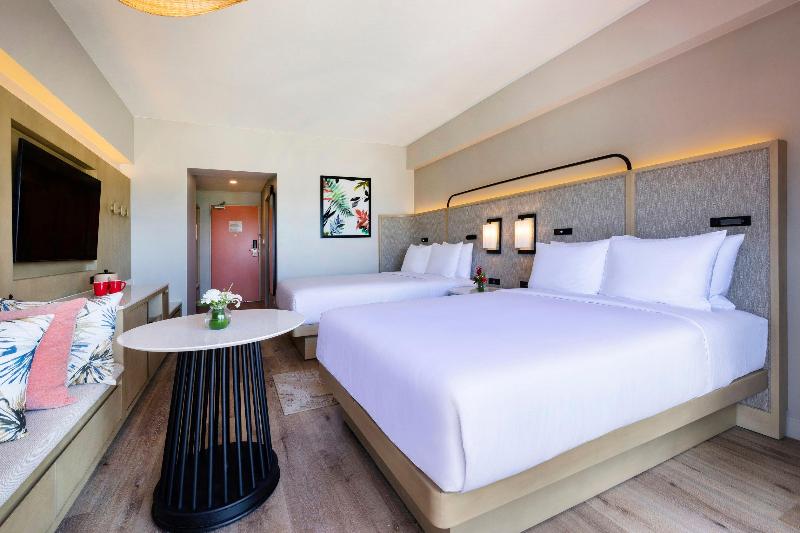 اتاق استاندارد با چشم‌انداز کوهستان, Crowne Plaza Resort Saipan