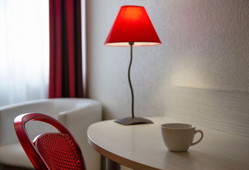 Четырехместный Номер Superior, The Originals City, Hôtel Alizéa, Le Mans Nord
