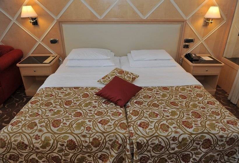 اتاق سوپریور با چشم‌انداز استخر, Splendid Conference & Spa Resort