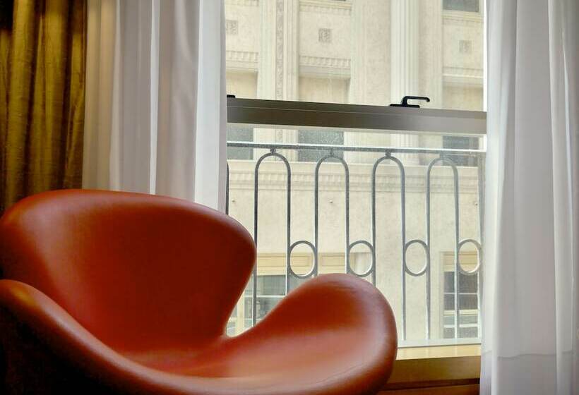 غرفة تنفيذية, 725 Continental