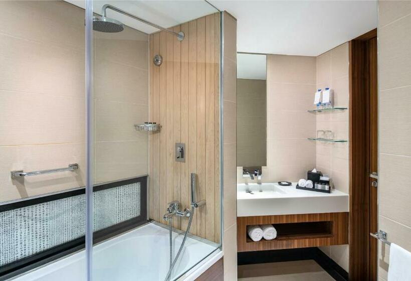 Номер Клуб Кровать Кинг, Sheraton Dubai Creek Hotel & Towers