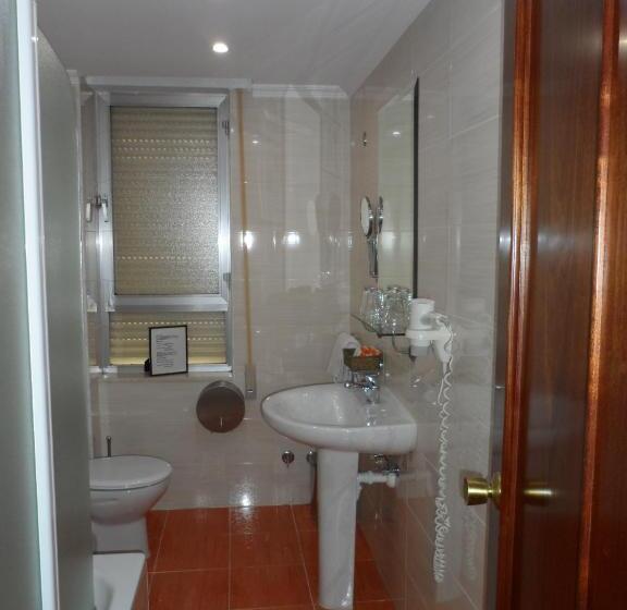 스탠다드 트리플 룸, Hostal Coruña