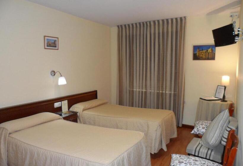 스탠다드 트리플 룸, Hostal Coruña