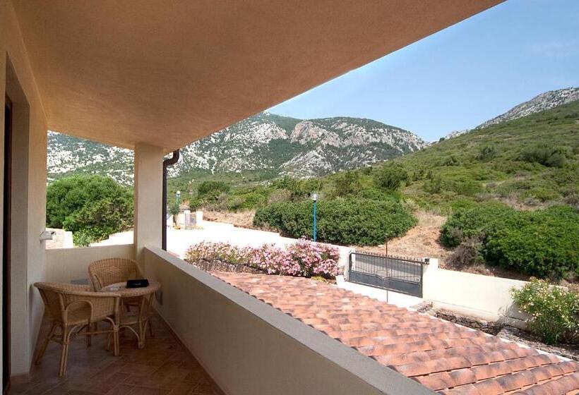 غرفة قياسية ثلاثية, Villa Gustui Maris