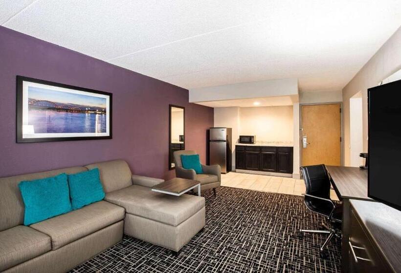 디럭스 스위트, La Quinta Inn By Wyndham Davenport & Conference Center