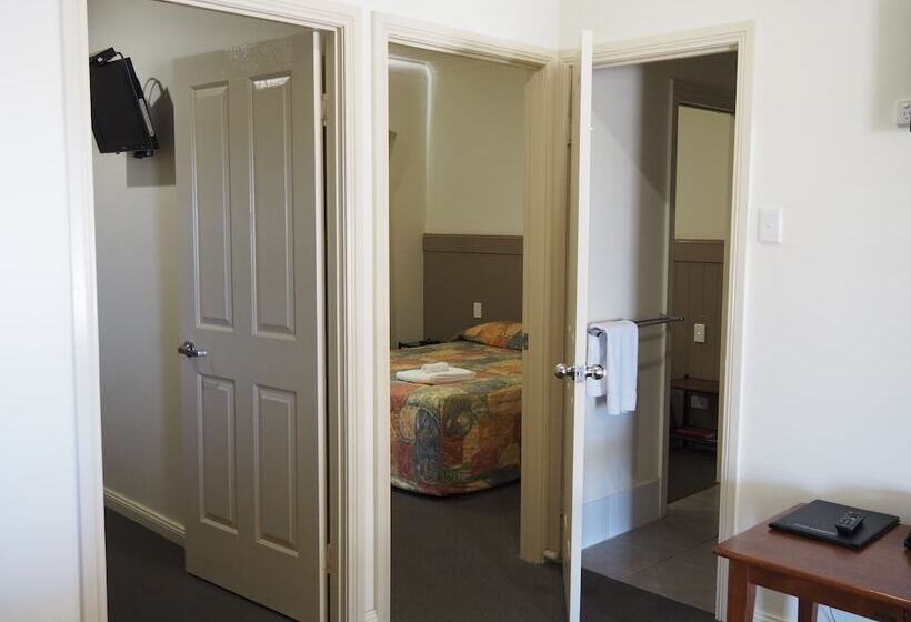 패밀리 스위트, Pittsworth Motor Inn