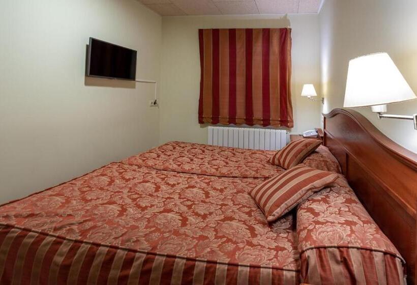 اتاق استاندارد سه نفره, De Camprodón