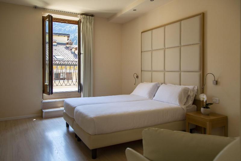 جناح جونيور, Antico Borgo