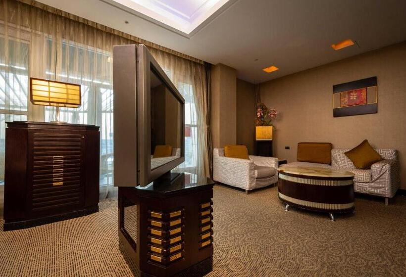 اتاق خانوادگی با چشم‌انداز باغ, Instone Motel
