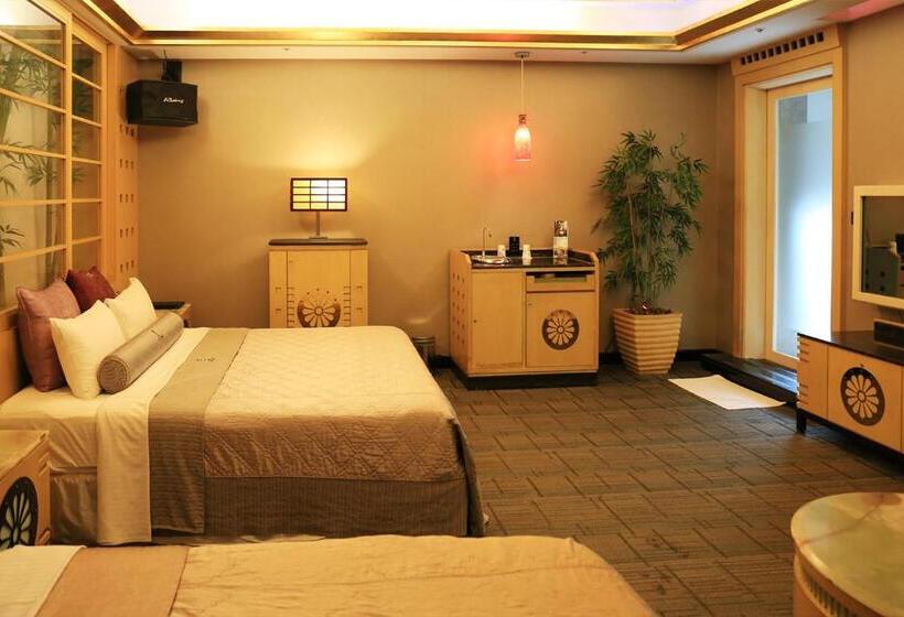 اتاق لوکس خانوادگی, Instone Motel
