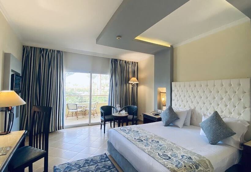 اتاق سوپریور با چشم‌انداز استخر, Amwaj Oyoun Resort & Casino