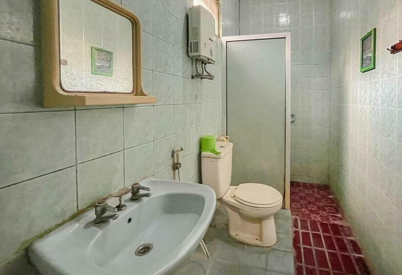 اتاق استاندارد, Urbanview Hotel Near Jatim Park 1 By Reddoorz