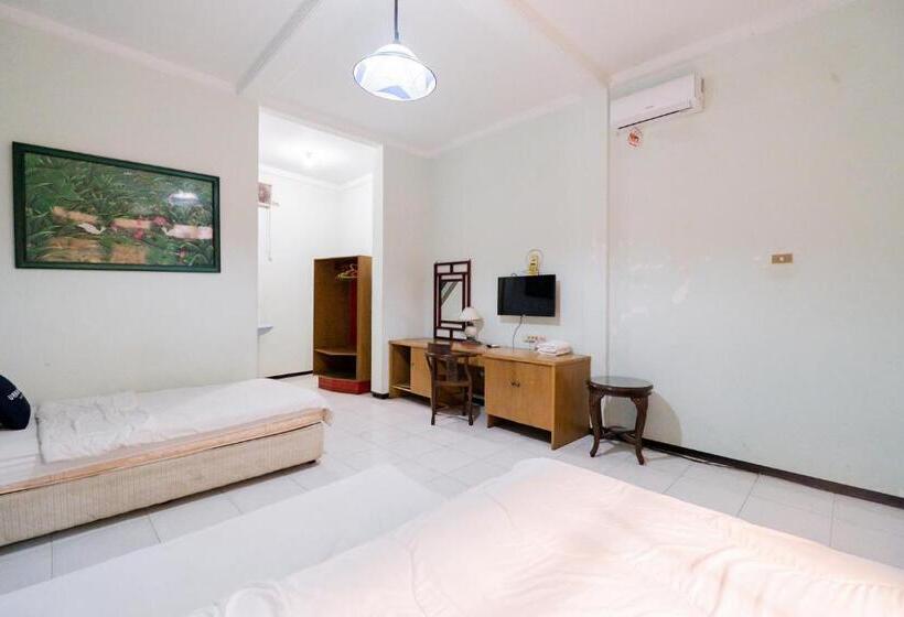 اتاق استاندارد, Urbanview Hotel Near Jatim Park 1 By Reddoorz