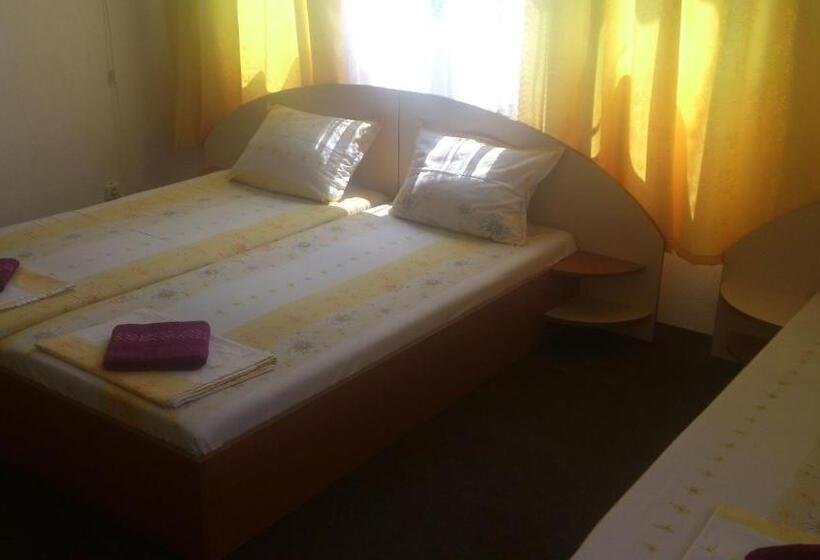 Трехместный Номер Стандарт с Балконом, Svetla Guest House