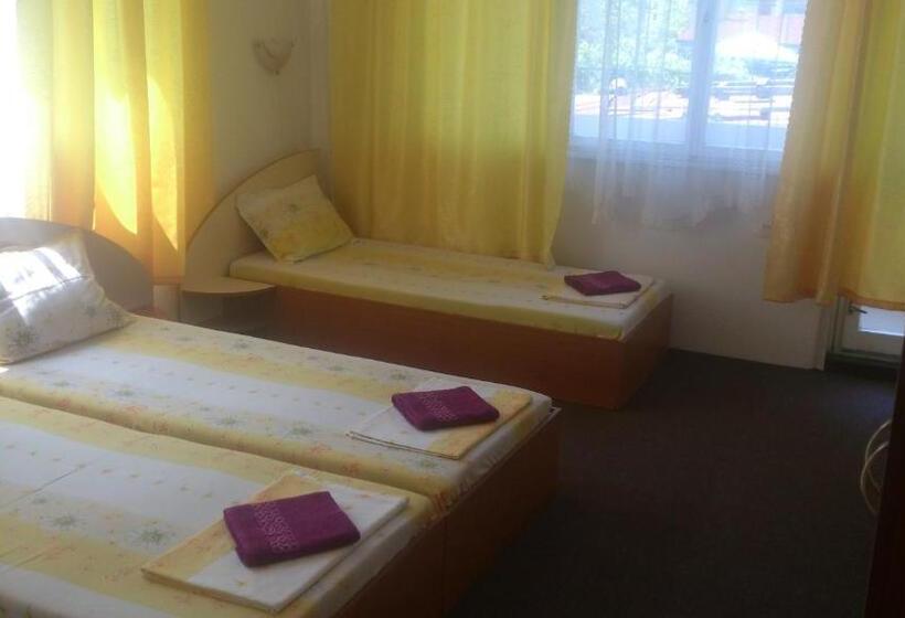 Трехместный Номер Стандарт с Балконом, Svetla Guest House